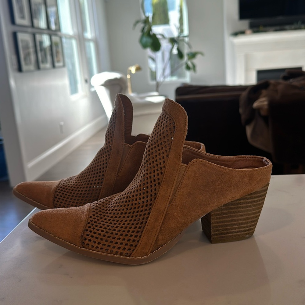 Coconuts by Matisse tan / camel colored mules. Size 7. Like new.